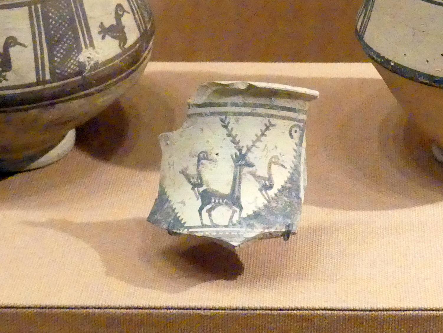 Gefäßfragment mit einem von langhalsigen Vögeln flankierten Hirsch, 1600 - 1400 v. Chr.