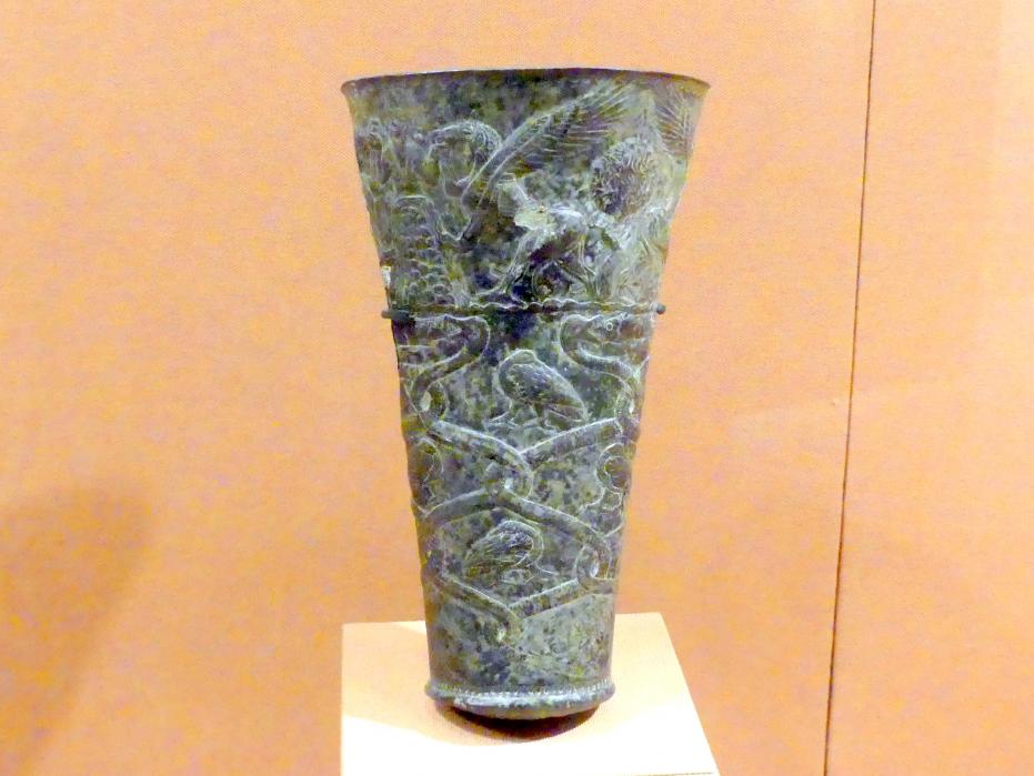 Kelch mit Löwengreifen attackierender Berggottheit, 1000 - 700 v. Chr.