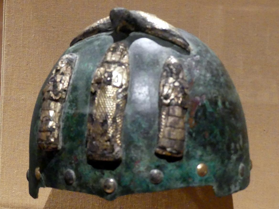 Helm mit göttlichen Figuren unter einem Vogel mit ausgestreckten Flügeln, Mittelelamische Periode, 2300 - 1100 v. Chr., 1500 - 1100 v. Chr.