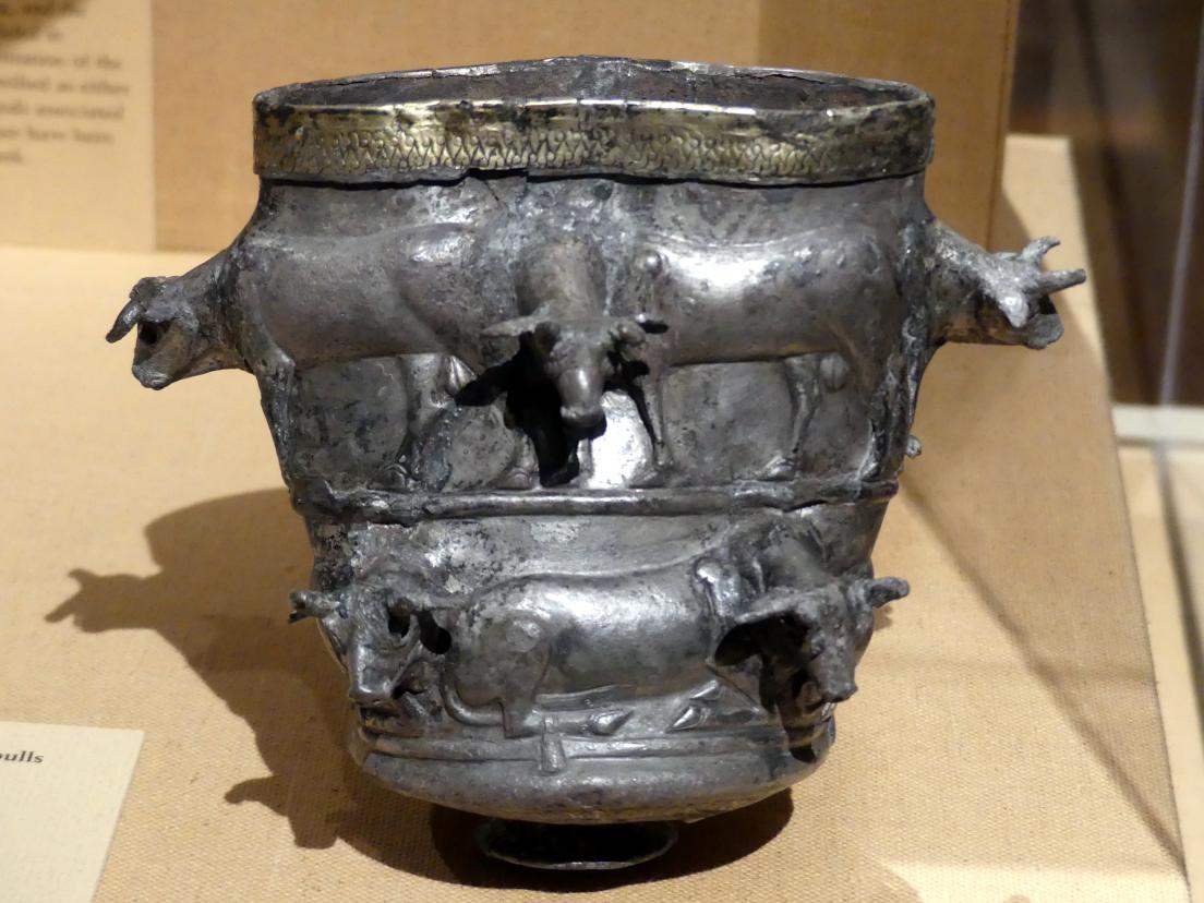 Becher mit Standfuß und Stierfries, 1400 - 1100 v. Chr.