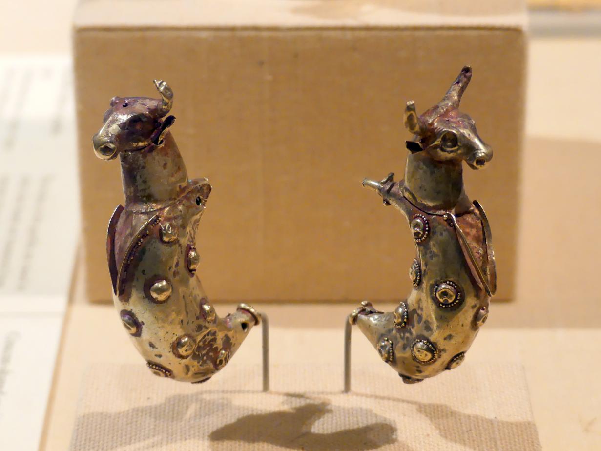 Halbmondförmige Ohrringe mit Stierköpfen, Eisenzeit II, 1000 - 700 v. Chr., 1000 - 700 v. Chr.