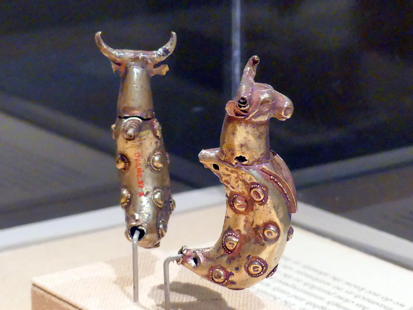 Halbmondförmige Ohrringe mit Stierköpfen, Eisenzeit II, 1000 - 700 v. Chr., 1000 - 700 v. Chr., Bild 2/3