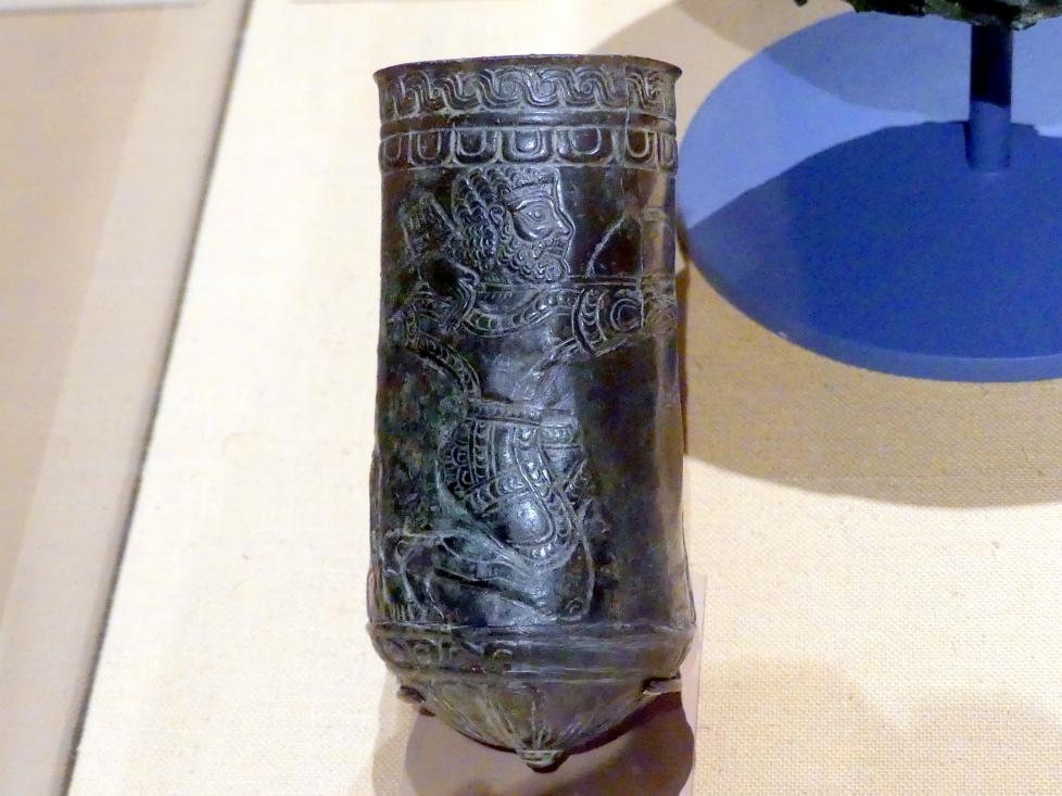 Becher mit Bogenschütze und Stier, Eisenzeit II, 1000 - 700 v. Chr., 1000 - 800 v. Chr., Bild 1/2