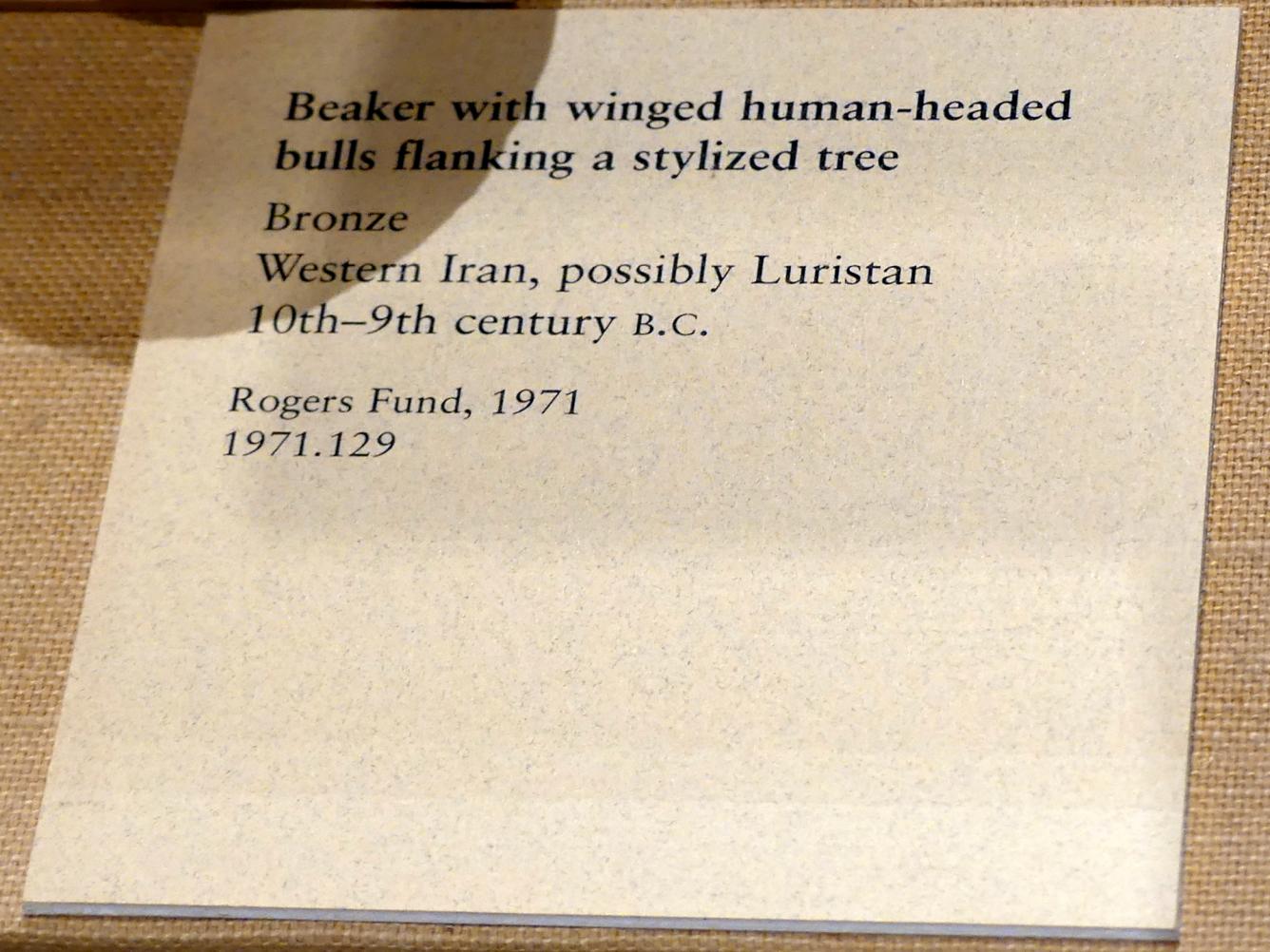 Becher mit geflügelten Bullen mit menschlichem Kopf, die einen stilisierten Baum flankieren, Eisenzeit II, 1000 - 700 v. Chr., 1000 - 800 v. Chr., Bild 2/2