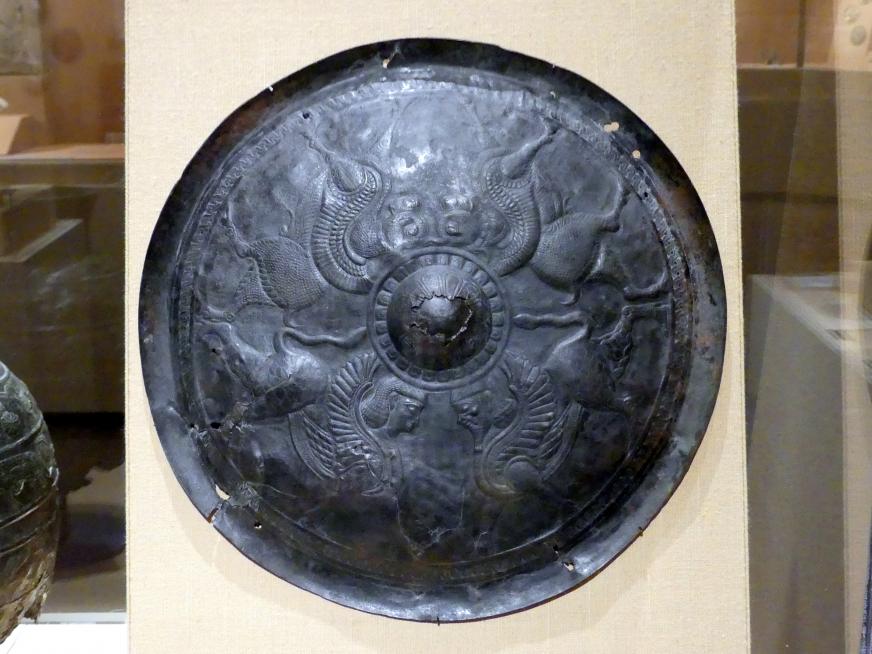 Scheibe mit Sphinxen und geflügelten Bullen, Eisenzeit II, 1000 - 700 v. Chr., 1000 - 800 v. Chr.