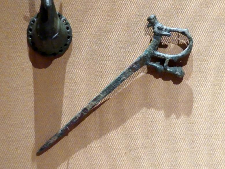 Nadel mit männlichem Akt und Steinbock, Eisenzeit, 1200 - 1 v. Chr., 800 - 600 v. Chr., Bild 1/2