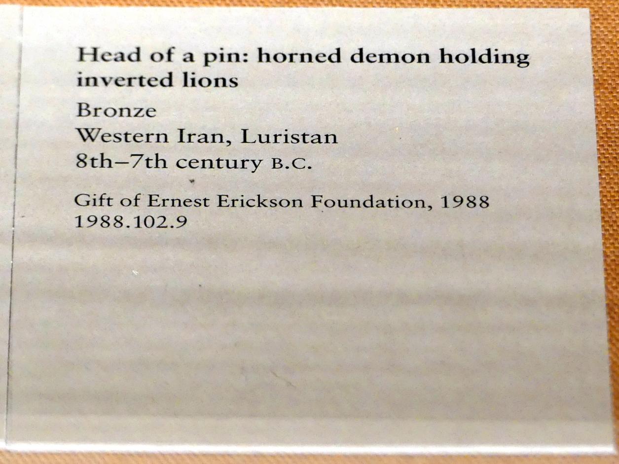 Nadelkopf: gehörnter Dämon mit auf dem Kopf stehenden Löwen, Eisenzeit, 1200 - 1 v. Chr., 800 - 600 v. Chr., Bild 2/2