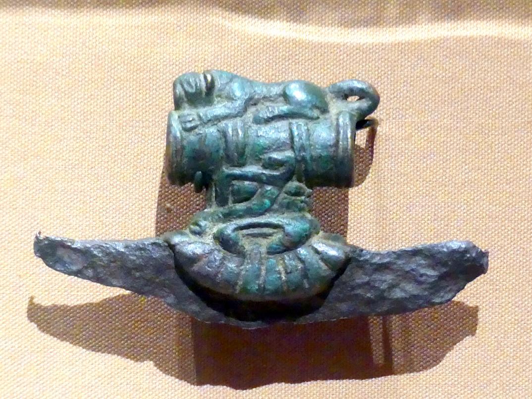 Halbmondförmiger Axtkopf mit Eisenklinge, Eisenzeit II, 1000 - 700 v. Chr., 1000 - 800 v. Chr., Bild 1/2