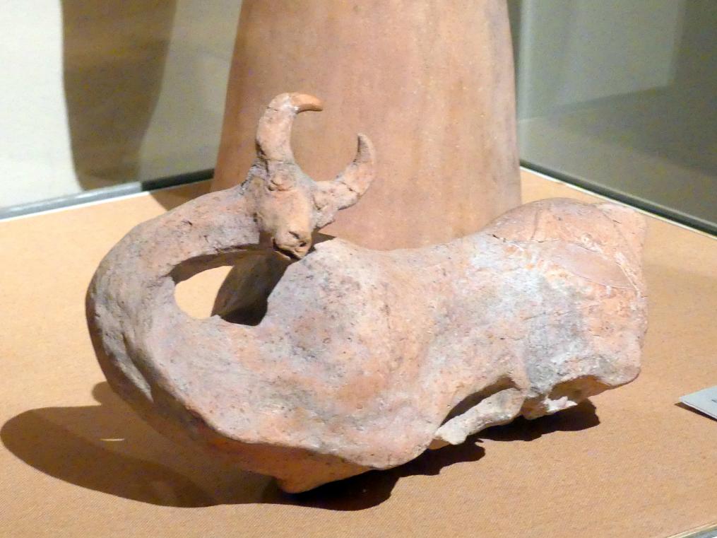 Kännchen in Form eines liegenden Bullen, Eisenzeit II, 1000 - 700 v. Chr., 1000 - 800 v. Chr., Bild 2/3