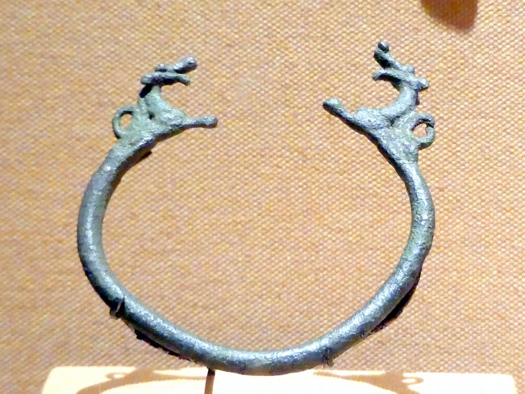 Armband mit Tierklemmen, Eisenzeit, 1200 - 1 v. Chr., 800 - 600 v. Chr.