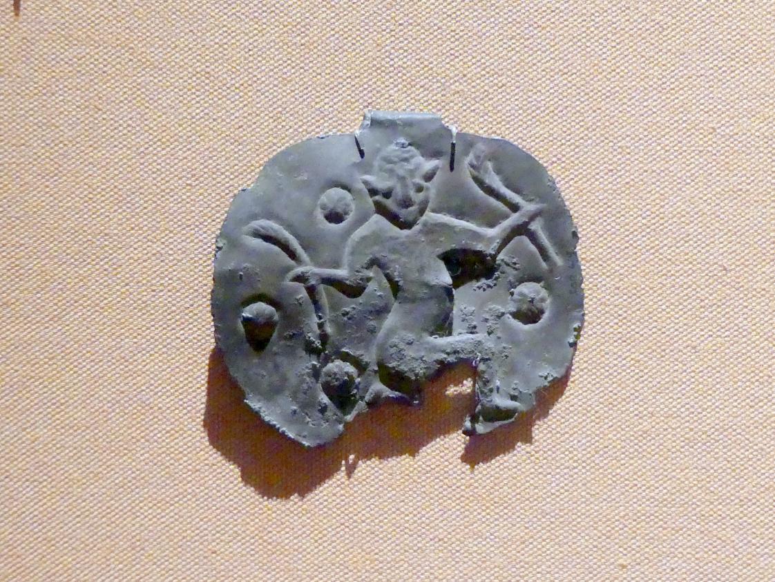 Anhänger mit einem knienden Männchen, Eisenzeit III, 800 - 600 v. Chr., 800 - 600 v. Chr., Bild 1/2