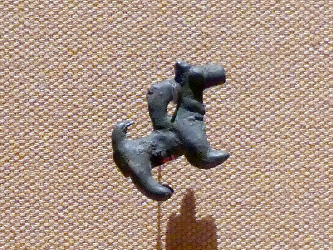 Anhänger in Form eines Hundes, Eisenzeit III, 800 - 600 v. Chr., 800 - 600 v. Chr., Bild 1/2