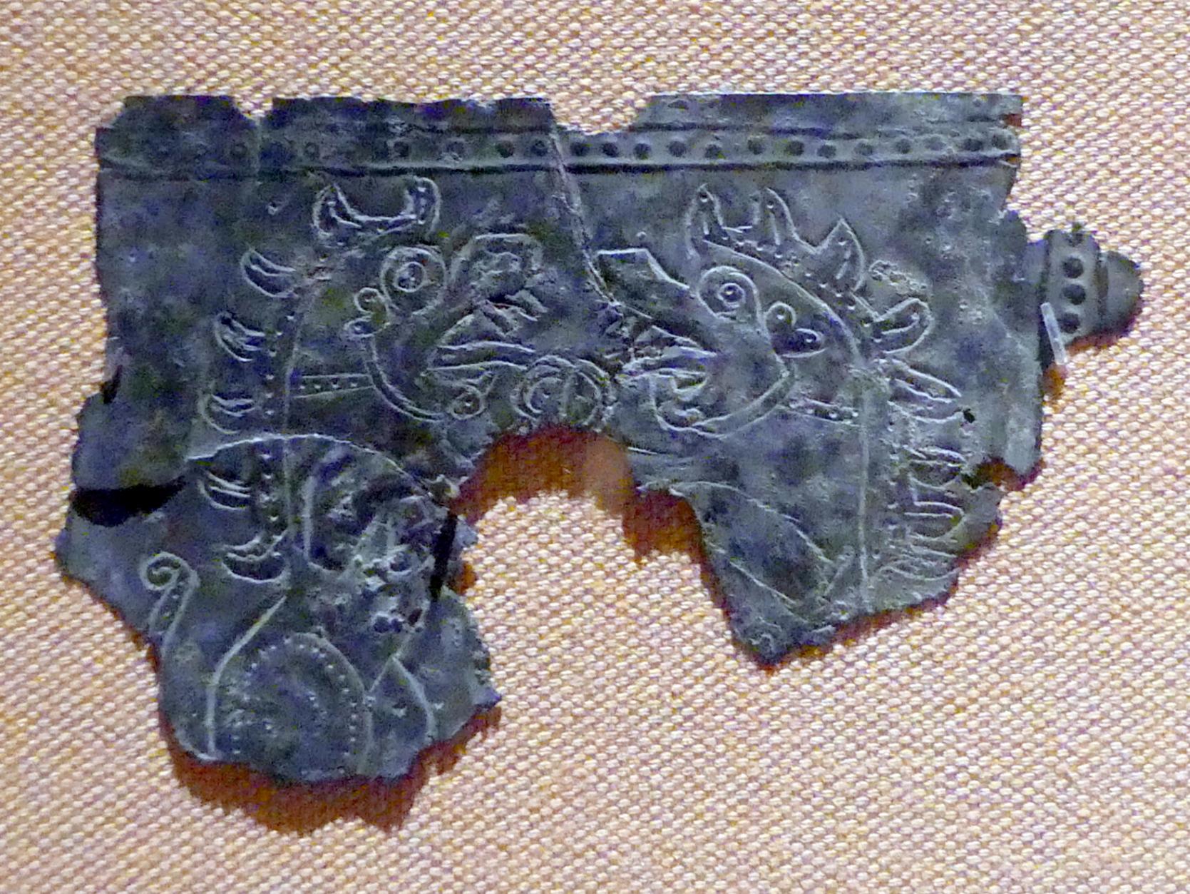 Plakettenfragmente mit fantastischen Kreaturen, Eisenzeit III, 800 - 600 v. Chr., 800 - 600 v. Chr.