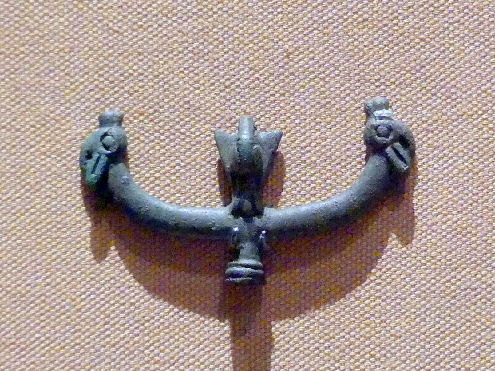 Nadelkopf in Form dreier Tierköpfe, Eisenzeit III, 800 - 600 v. Chr., 800 - 600 v. Chr.