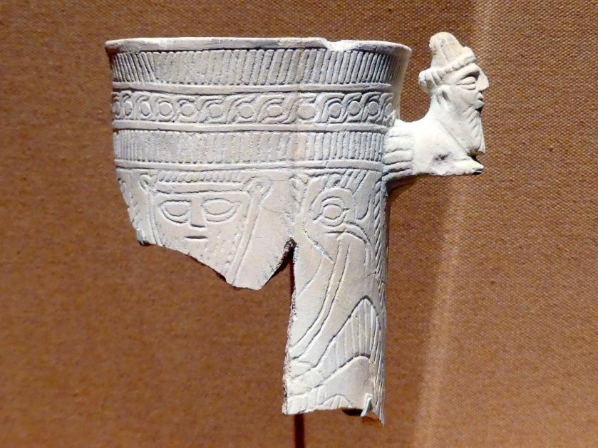 Vasenfragment mit einem Griff in Form einer Stierprotome mit menschlichem Kopf, Eisenzeit III, 800 - 600 v. Chr., 800 - 600 v. Chr.