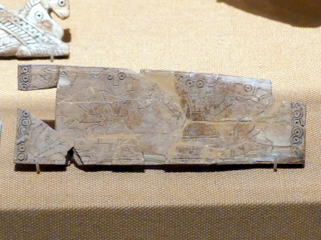 Plakette: Stiermänner (Vorderseite); Löwe greift ein gehörntes Tier an (Rückseite), Eisenzeit III, 800 - 600 v. Chr., 800 - 600 v. Chr., Bild 1/3