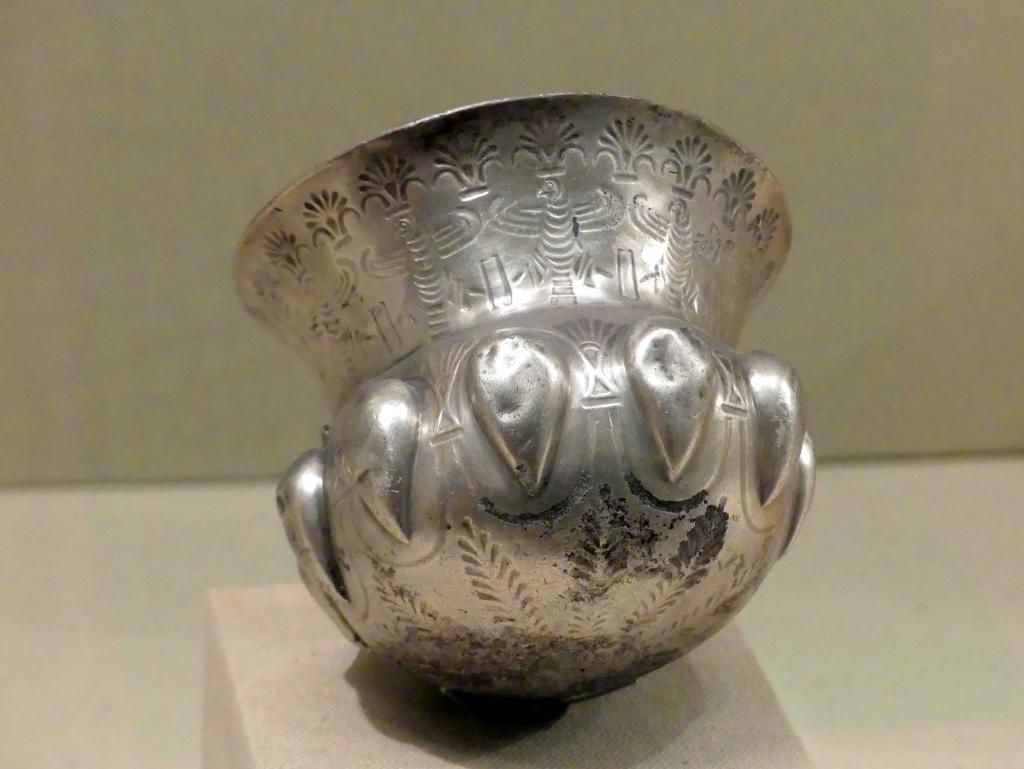Becher mit Knubben und einem Falkenfries, Altpersisches Reich, 600 - 300 v. Chr., 600 - 300 v. Chr.