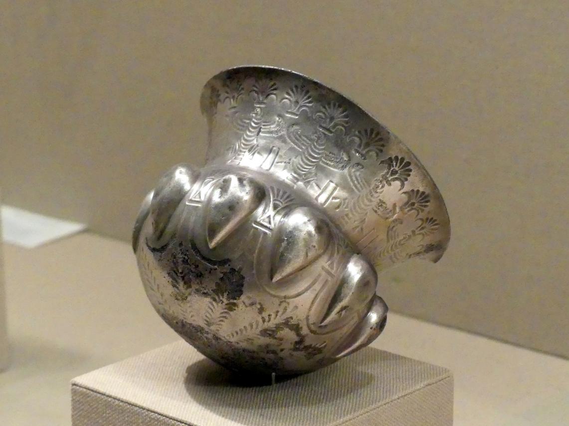 Becher mit Knubben und einem Falkenfries, Altpersisches Reich, 600 - 300 v. Chr., 600 - 300 v. Chr., Bild 2/3