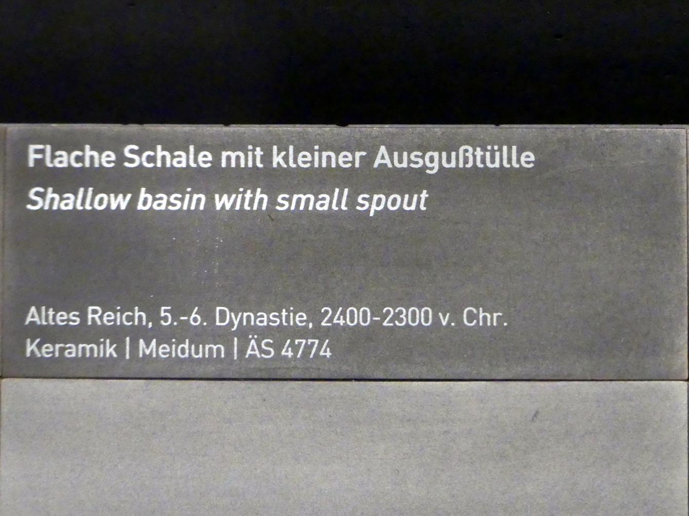 Flache Schale mit kleiner Ausgußtülle, 5. Dynastie, Undatiert, 6. Dynastie, Undatiert, 2400 - 2300 v. Chr., Bild 2/2