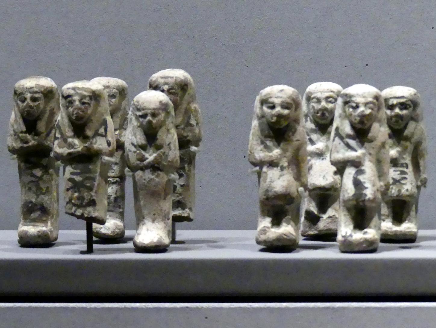 Uschebti-Gruppe und "Aufseher"-Uschebtis (in der Tracht der Lebenden) des Padiu-Iset, 22. Dynastie, Undatiert, 850 v. Chr.