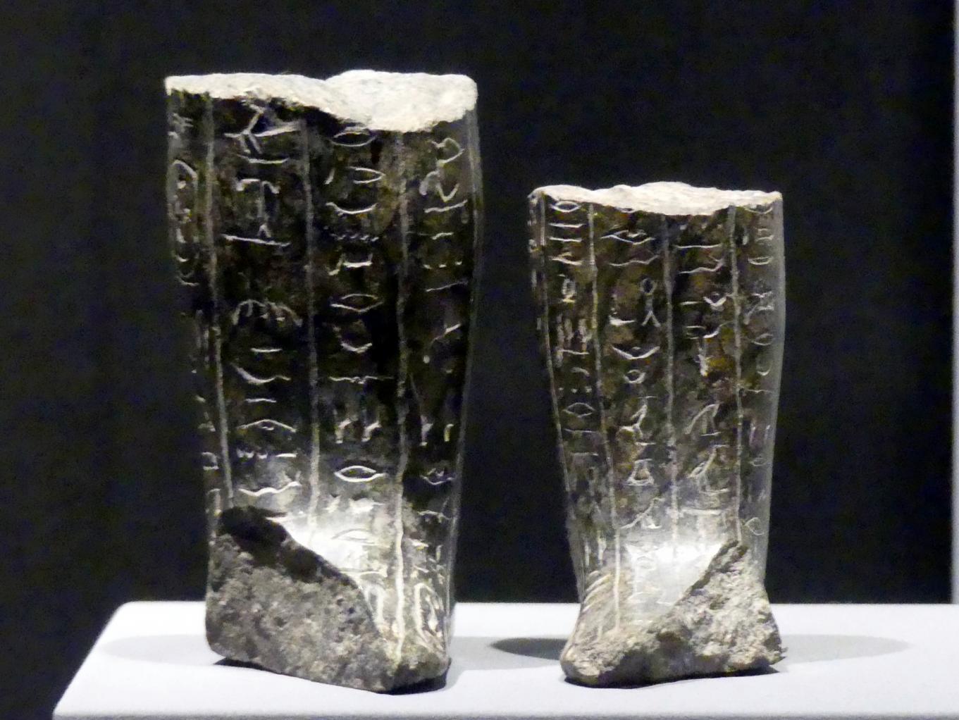 Zwei Unterteile von Uschebtis des Pharao Amenophis III., 18. Dynastie, 1210 - 966 v. Chr., 1360 v. Chr.