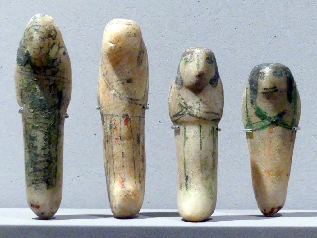 Vier königliche Uschebtis mit Wachsbemalung, 20. Dynastie, Undatiert, 1140 v. Chr.
