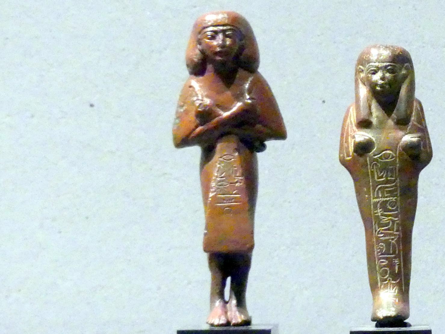 Uschebti mit Ärmelgewand und Beutelperücke, 21. Dynastie, 835 - 711 v. Chr., 1000 v. Chr.