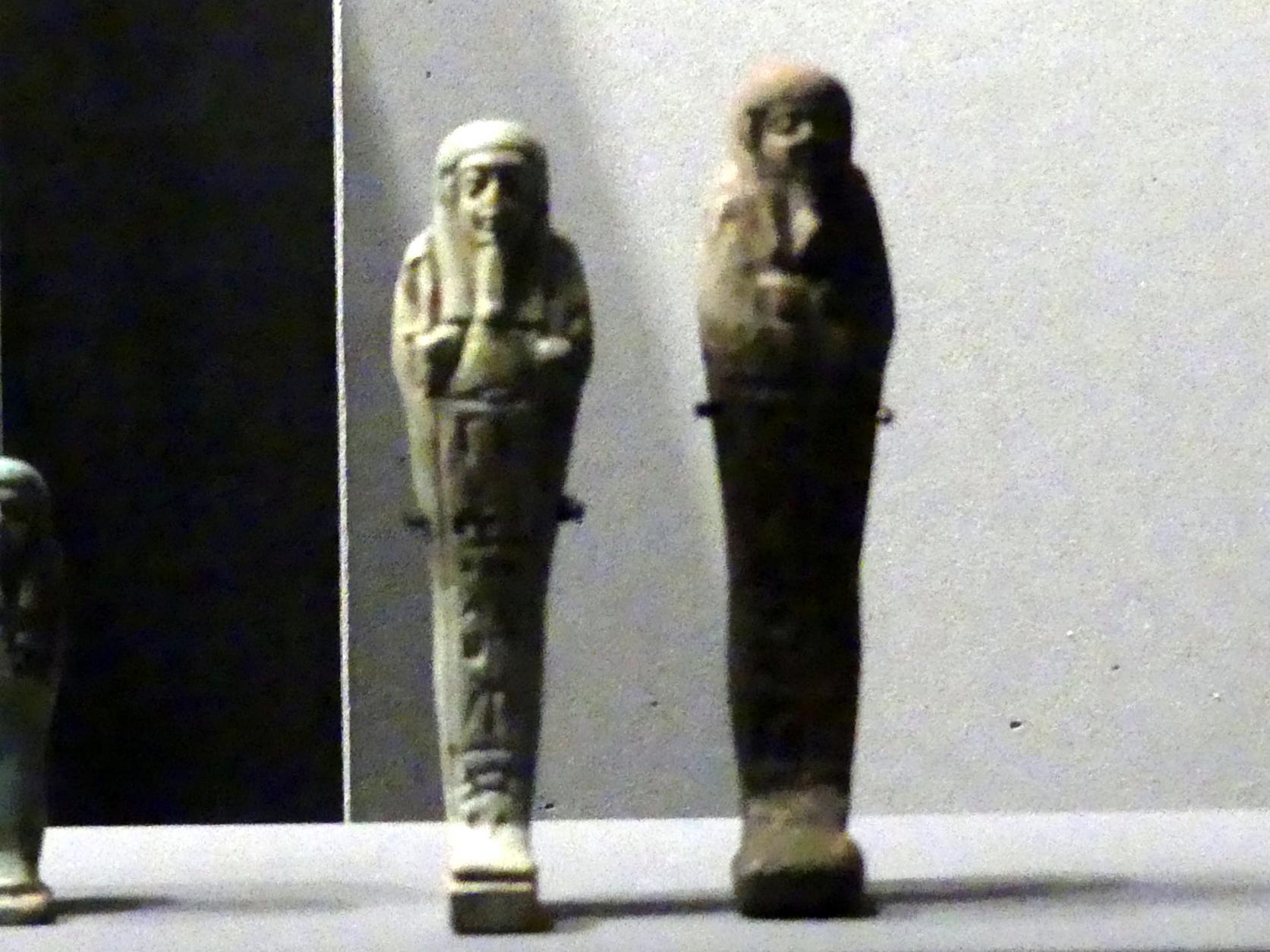 Zwei einfach gestaltete Uschebtis, 30. Dynastie, 360 - 342 v. Chr., 380 - 340 v. Chr., Bild 1/2