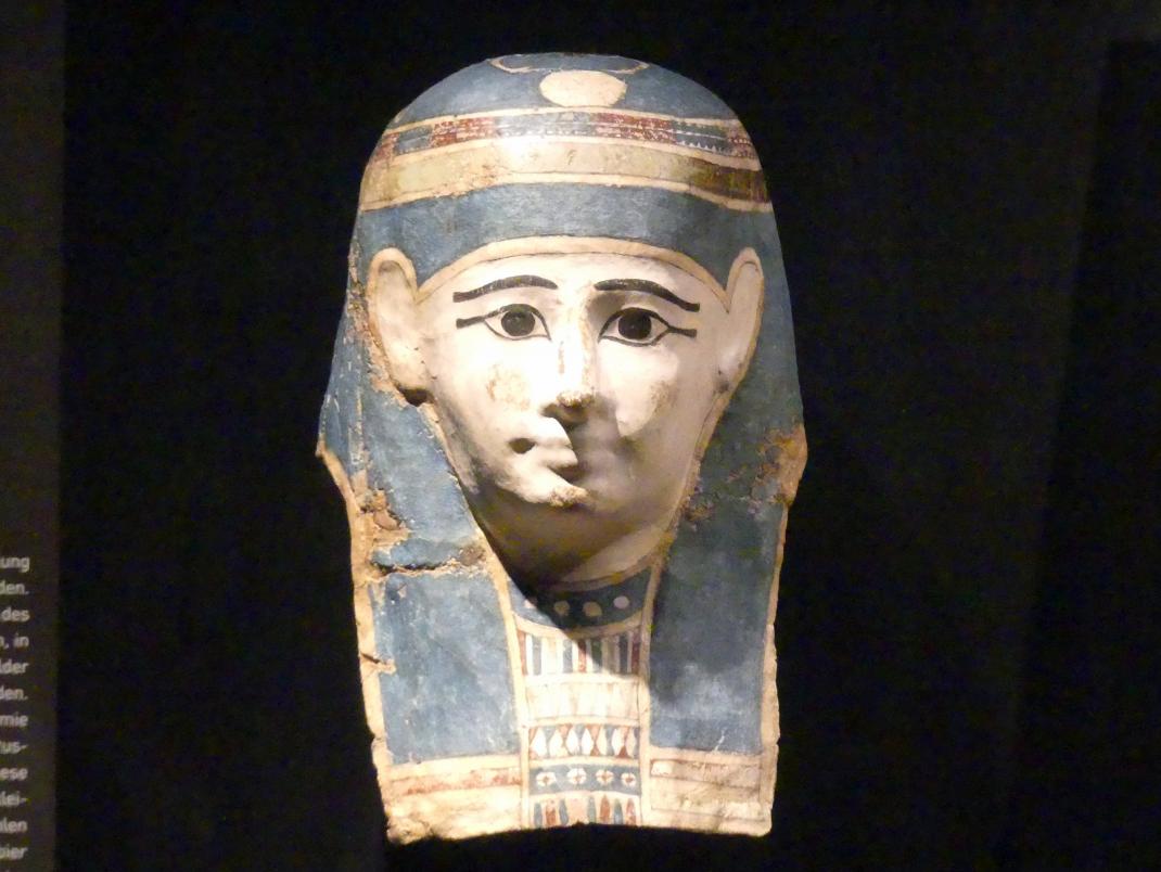 Mumienmaske einer Frau mit geflügeltem Skarabäus, Ptolemäische Zeit, 400 v. Chr. - 1 n. Chr., 200 - 1 v. Chr., Bild 1/2