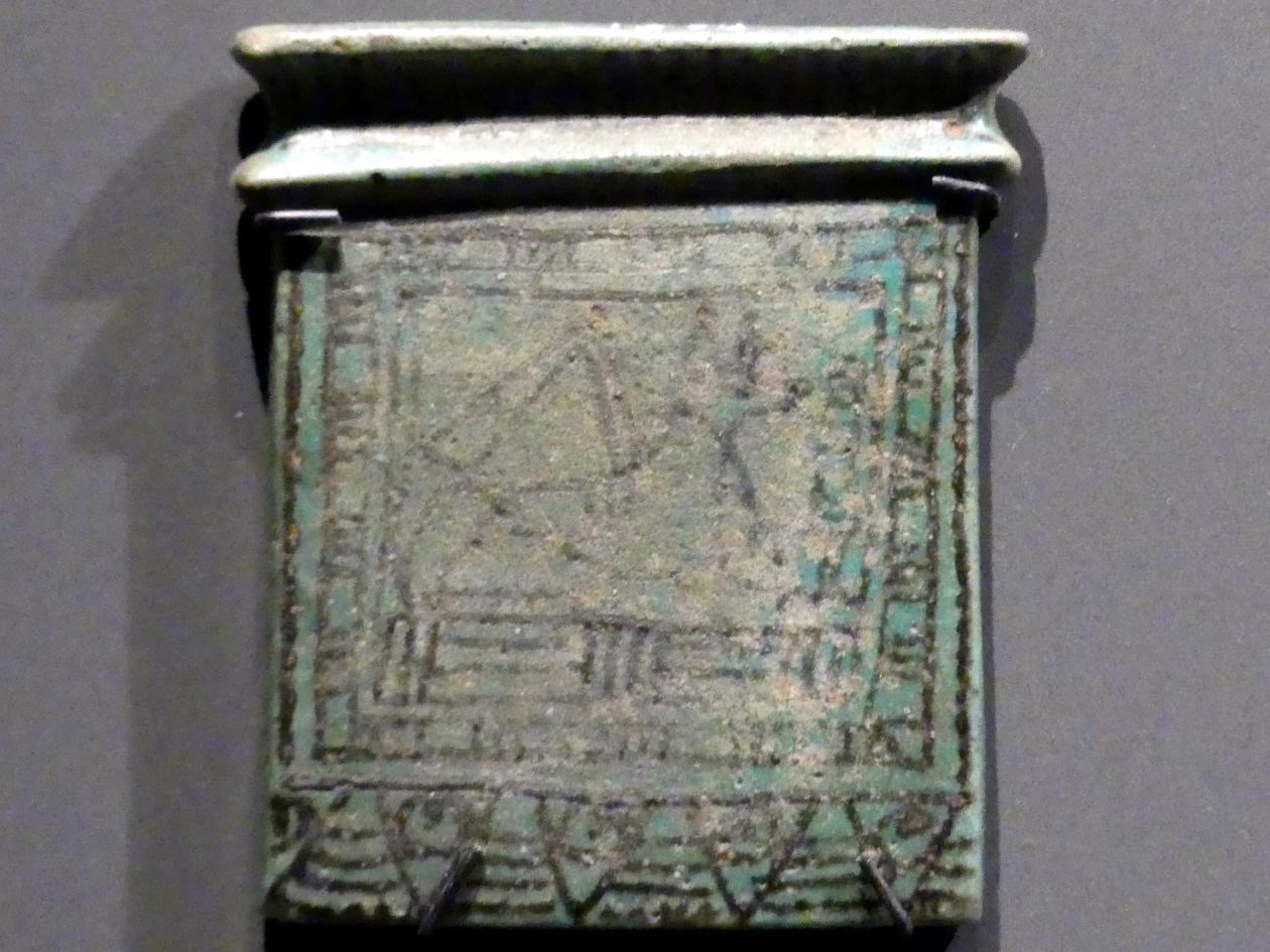 Naosförmiges Pektoral mit liegendem Schakal (Gott Anubis), 18. Dynastie, 1210 - 966 v. Chr., 1550 - 1450 v. Chr.