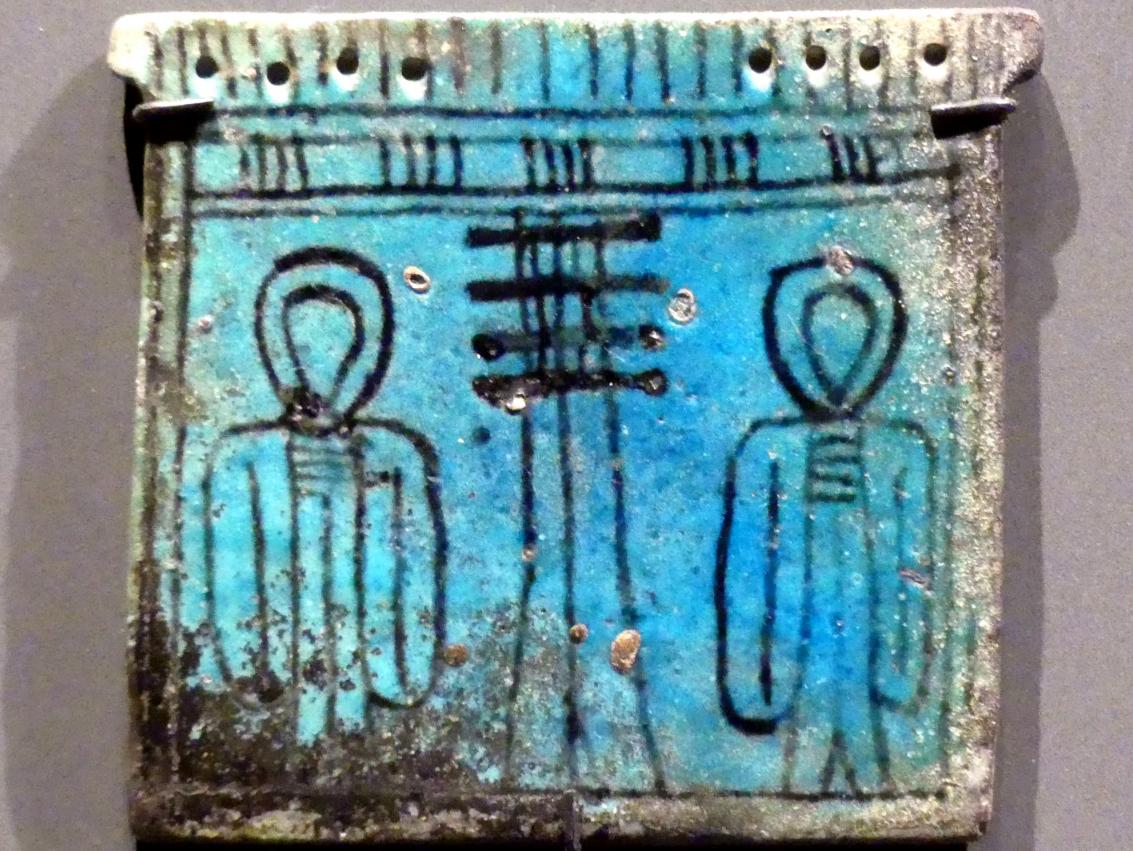 Rückseite eines Pektorals: Djed-Pfeiler zwischen zwei Isis-Knoten, Spätzeit, 360 - 342 v. Chr., 600 - 300 v. Chr., Bild 1/2