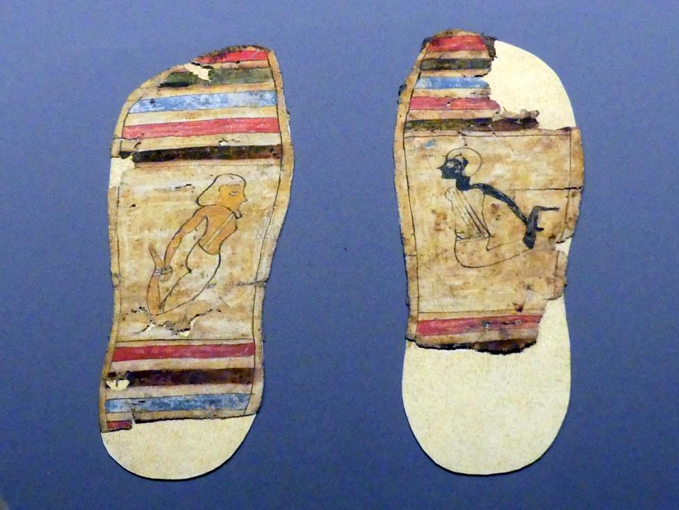 Sohlen einer Mumienumhüllung mit Darstellung gefangener Fremdvölker (Syrer, Nubier), Ptolemäisch-römische Zeit, 100 v. Chr. - 100 n. Chr., 100 v. Chr. - 100 n. Chr.