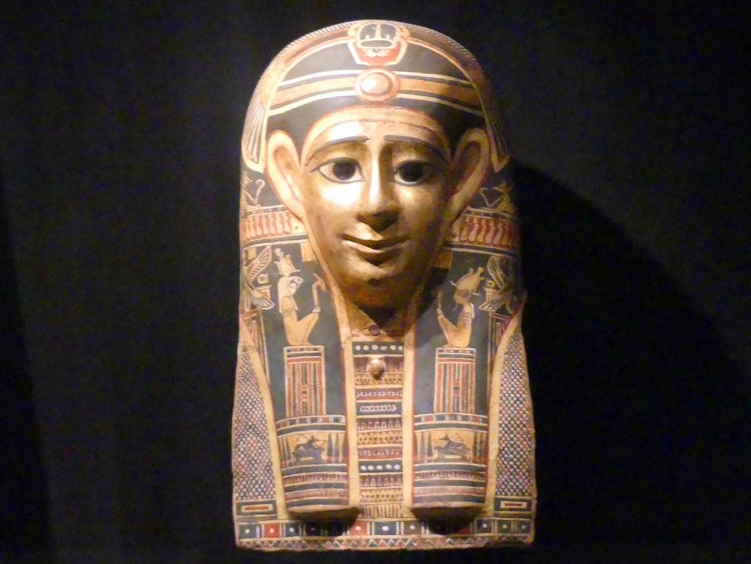Mumienmaske mit geflügeltem Skarabäus und Götterdarstellungen, Ptolemäische Zeit, 400 v. Chr. - 1 n. Chr., 200 v. Chr.