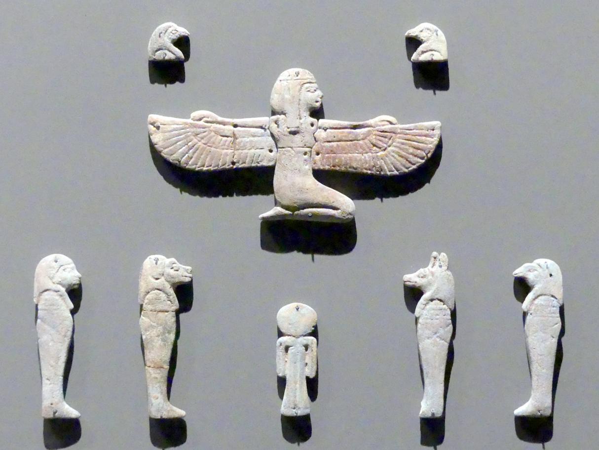 Mumienbelag: zwei Falkenköpfe, geflügelte Göttin, vier Horussöhne, Isisknoten, Spätzeit, 360 - 342 v. Chr., 600 - 400 v. Chr.