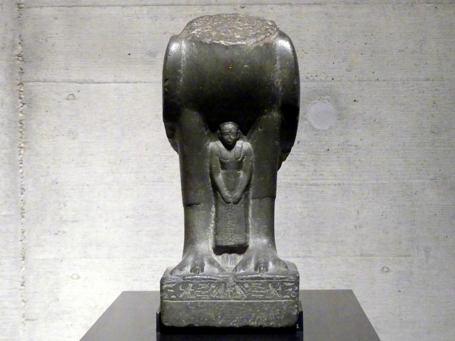 Statue des Gottes Horus als Falke mit Beterfigur des Pharao Nektanebos II., 30. Dynastie, 360 - 342 v. Chr., 350 v. Chr.