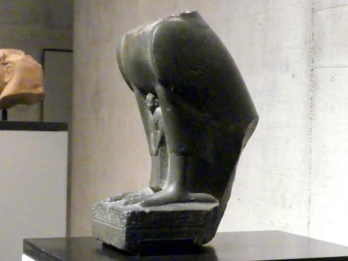 Statue des Gottes Horus als Falke mit Beterfigur des Pharao Nektanebos II., 30. Dynastie, 360 - 342 v. Chr., 350 v. Chr., Bild 2/3