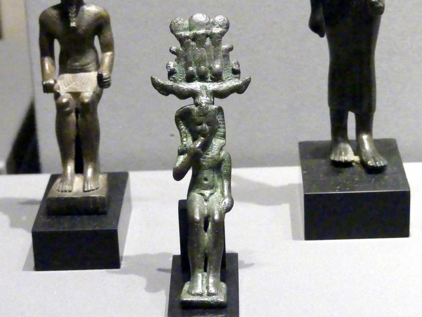 Sitzfigur des Harpokrates ("Horus, das Kind"), nackt und mit Jugendlocke, Spätzeit, 664 - 332 v. Chr., 600 - 400 v. Chr.