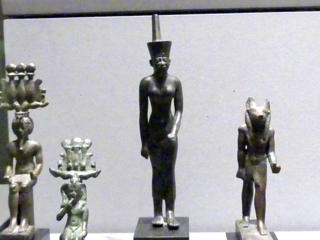 Standfigur der Neith in Menschengestalt mit unterägyptischer Krone, 25. Dynastie, 705 - 690 v. Chr., 700 v. Chr., Bild 1/3