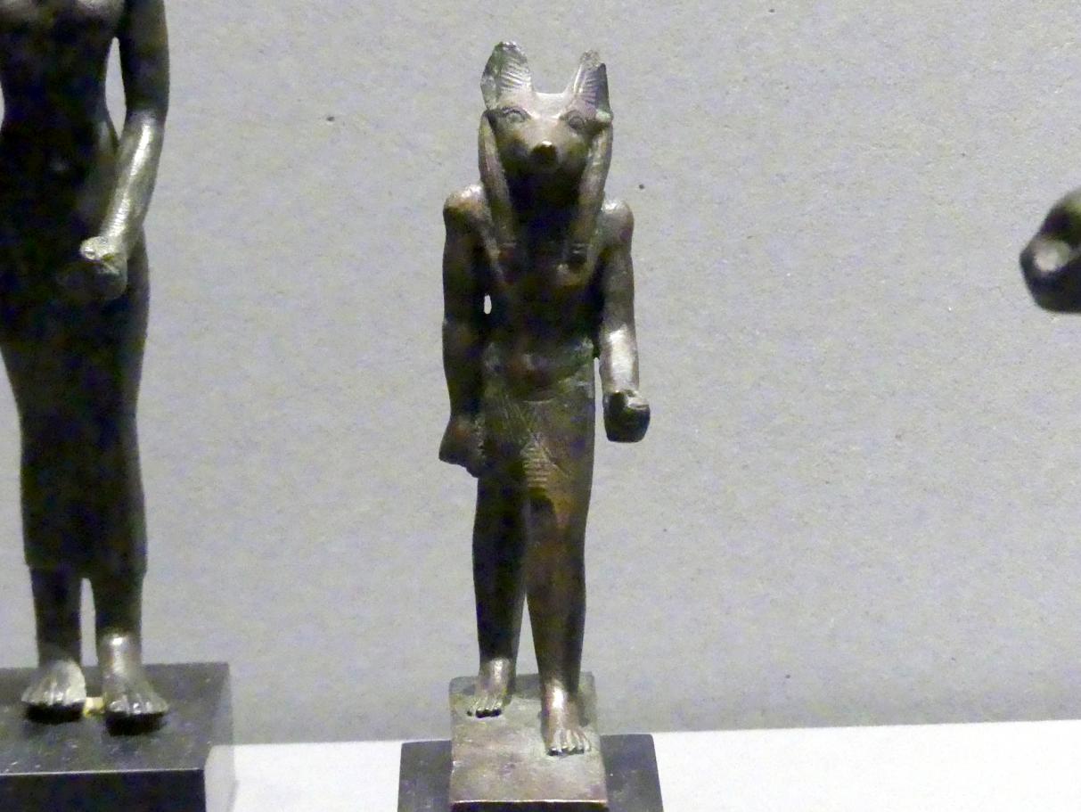 Stand-Schreitfigur des Anubis in Menschengestalt mit Schakalskopf, Spätzeit, 360 - 342 v. Chr., 600 - 300 v. Chr., Bild 1/3