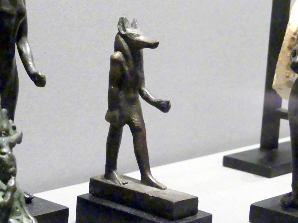 Stand-Schreitfigur des Anubis in Menschengestalt mit Schakalskopf, Spätzeit, 360 - 342 v. Chr., 600 - 300 v. Chr., Bild 2/3