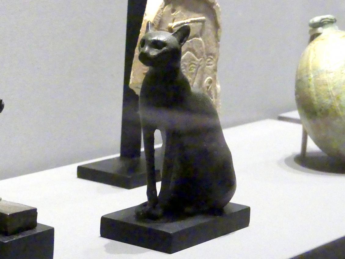 Figur des Bastet in Tiergestalt als Katze, Spätzeit, 360 - 342 v. Chr., 600 - 300 v. Chr., Bild 2/4