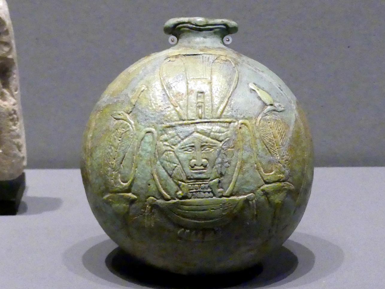 Neujahrsflasche mit menschenköpfigem Sistrum, Symbol der Göttin Hathor, 26. Dynastie, 664 - 525 v. Chr., 650 - 550 v. Chr.