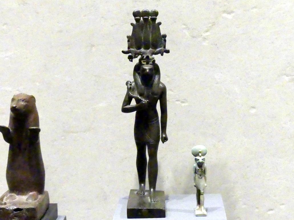 Statuette des falkenköpfigen Sonnengottes Re-Harachte mit menschlichen Ohren, Spätzeit, 360 - 342 v. Chr., 600 - 300 v. Chr., Bild 1/3