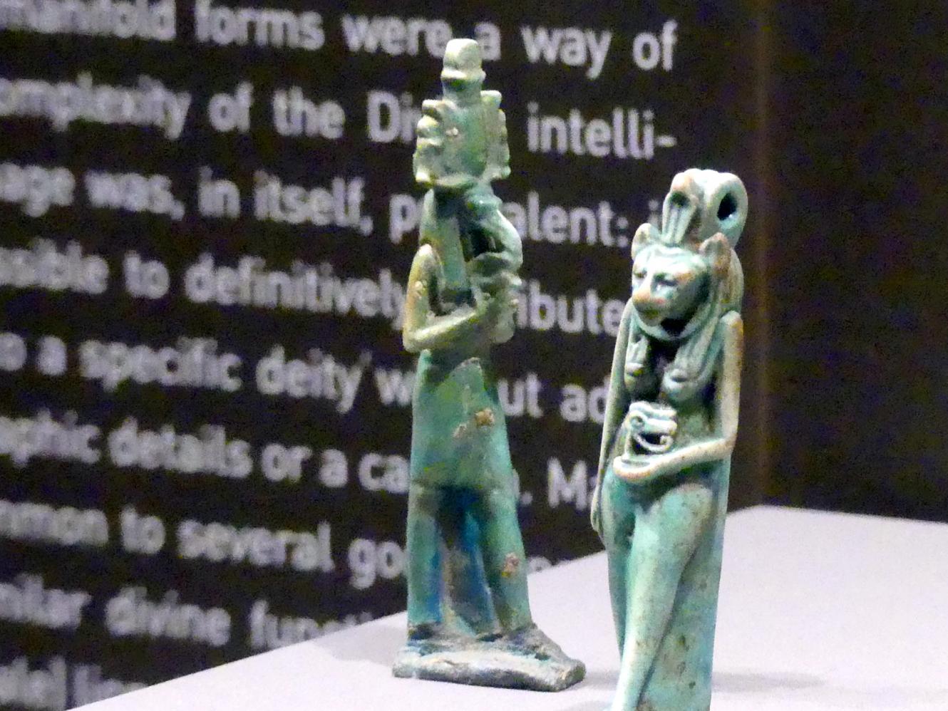 Standfigur des Thot, das geheilte Horusauge (Udjat) tragend, 1000 - 500 v. Chr., Bild 1/3