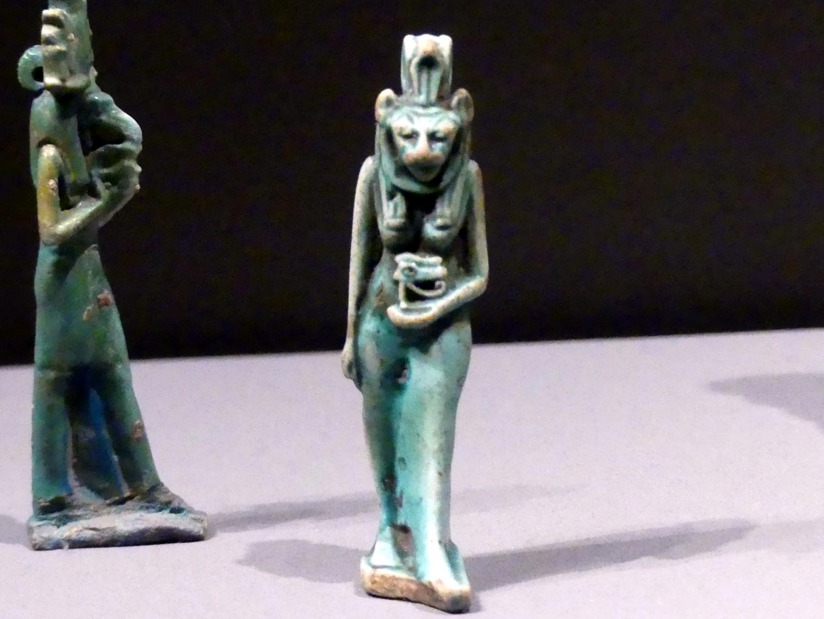 Standfigur der Sachmet, das geheilte Horusauge (Udjat) tragend, 1000 - 500 v. Chr., Bild 1/3