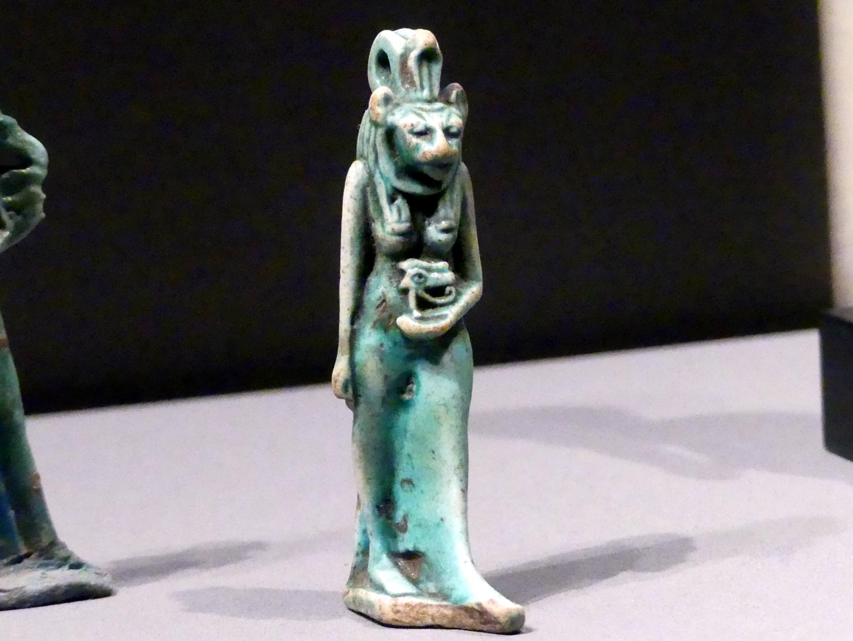 Standfigur der Sachmet, das geheilte Horusauge (Udjat) tragend, 1000 - 500 v. Chr., Bild 2/3
