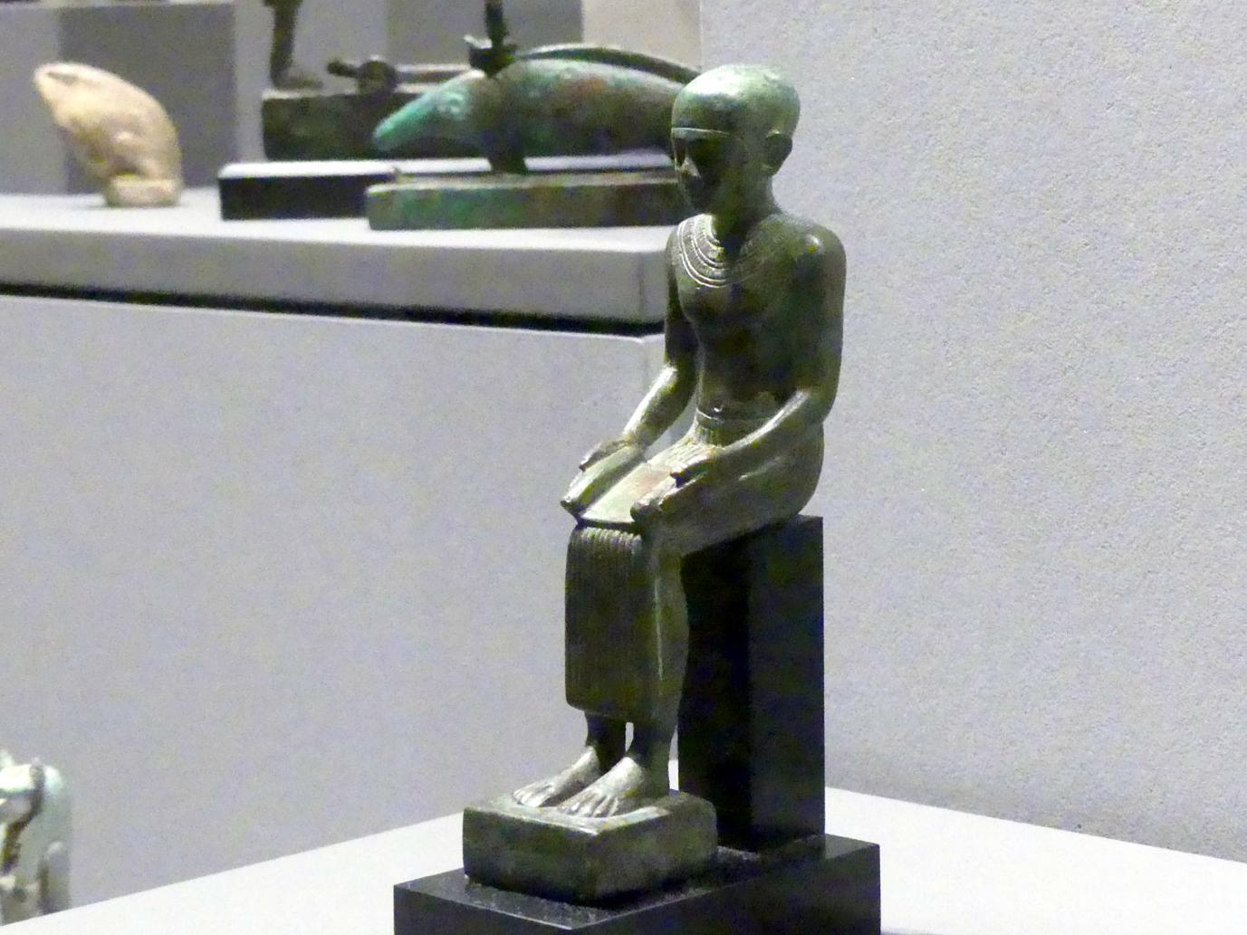 Sitzfigur des vergöttlichten Arztes und Baumeisters Imhotep, Spätzeit, 360 - 342 v. Chr., 600 - 400 v. Chr., Bild 2/4