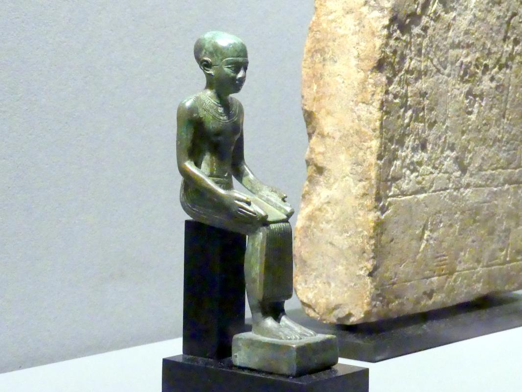 Sitzfigur des vergöttlichten Arztes und Baumeisters Imhotep, Spätzeit, 360 - 342 v. Chr., 600 - 400 v. Chr., Bild 3/4