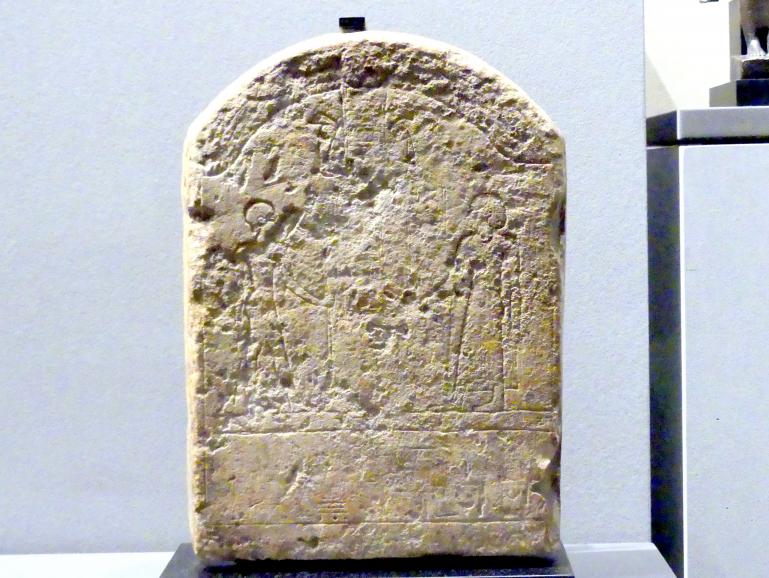 Stele mit den vergöttlichten Architekten Imhotep und Amenophis, Sohn des Hapu, Ptolemäische Zeit, 400 v. Chr. - 1 n. Chr., 150 - 100 v. Chr., Bild 1/2