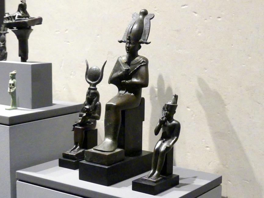 Götterfamilie: Osiris, Isis mit dem Horuskind, jugendlicher Harpokrates mit Doppelkrone, 700 - 200 v. Chr., Bild 2/9